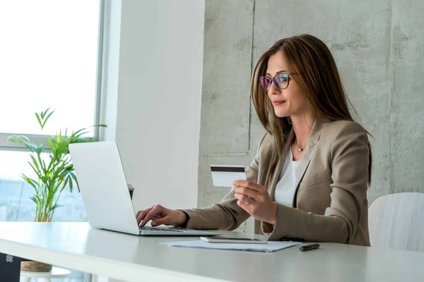 Choisir sa banque en ligne pour réduire les frais